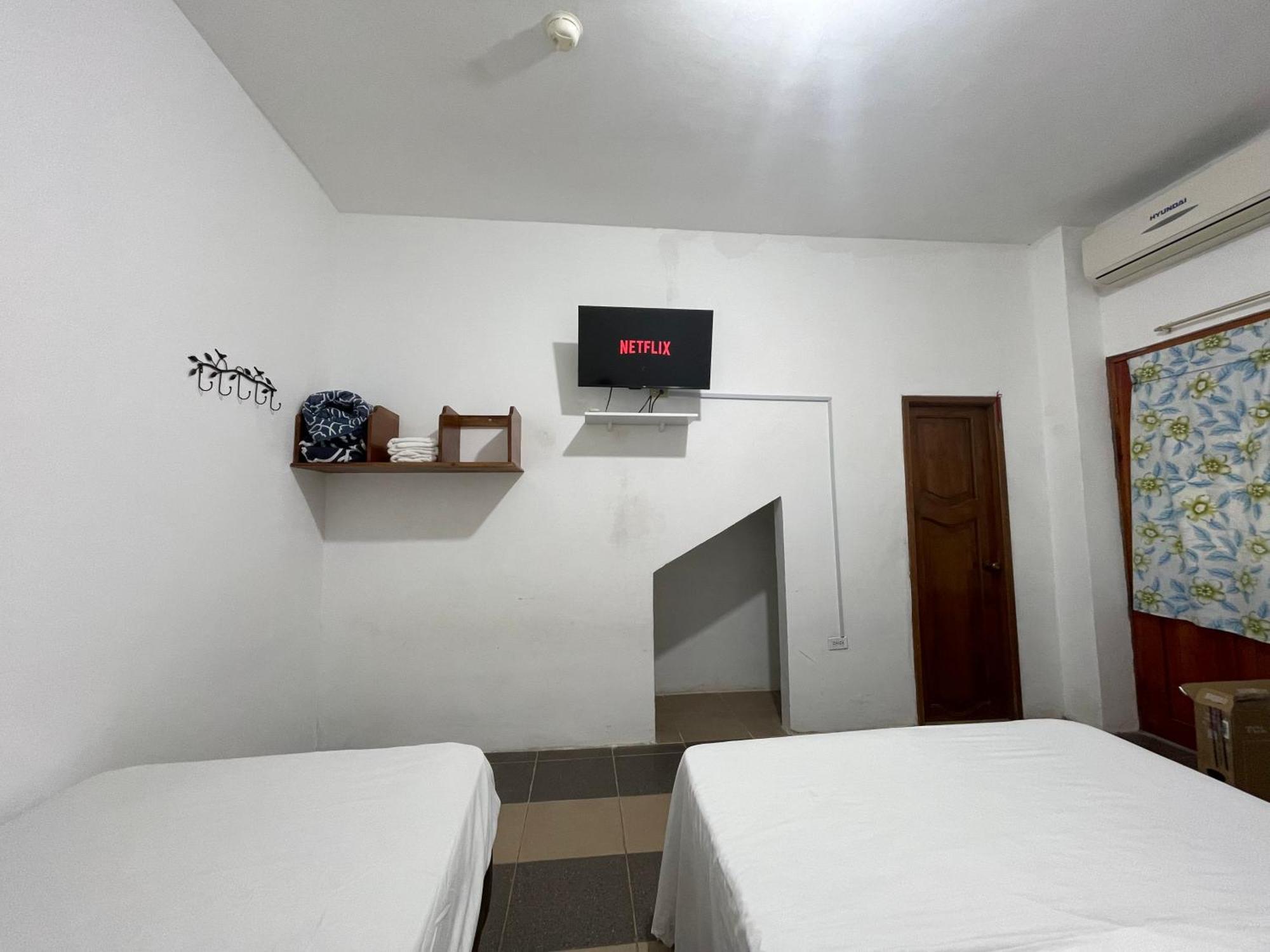 Casa De Huespedes "Darling" Otel Puerto Baquerizo Moreno Dış mekan fotoğraf