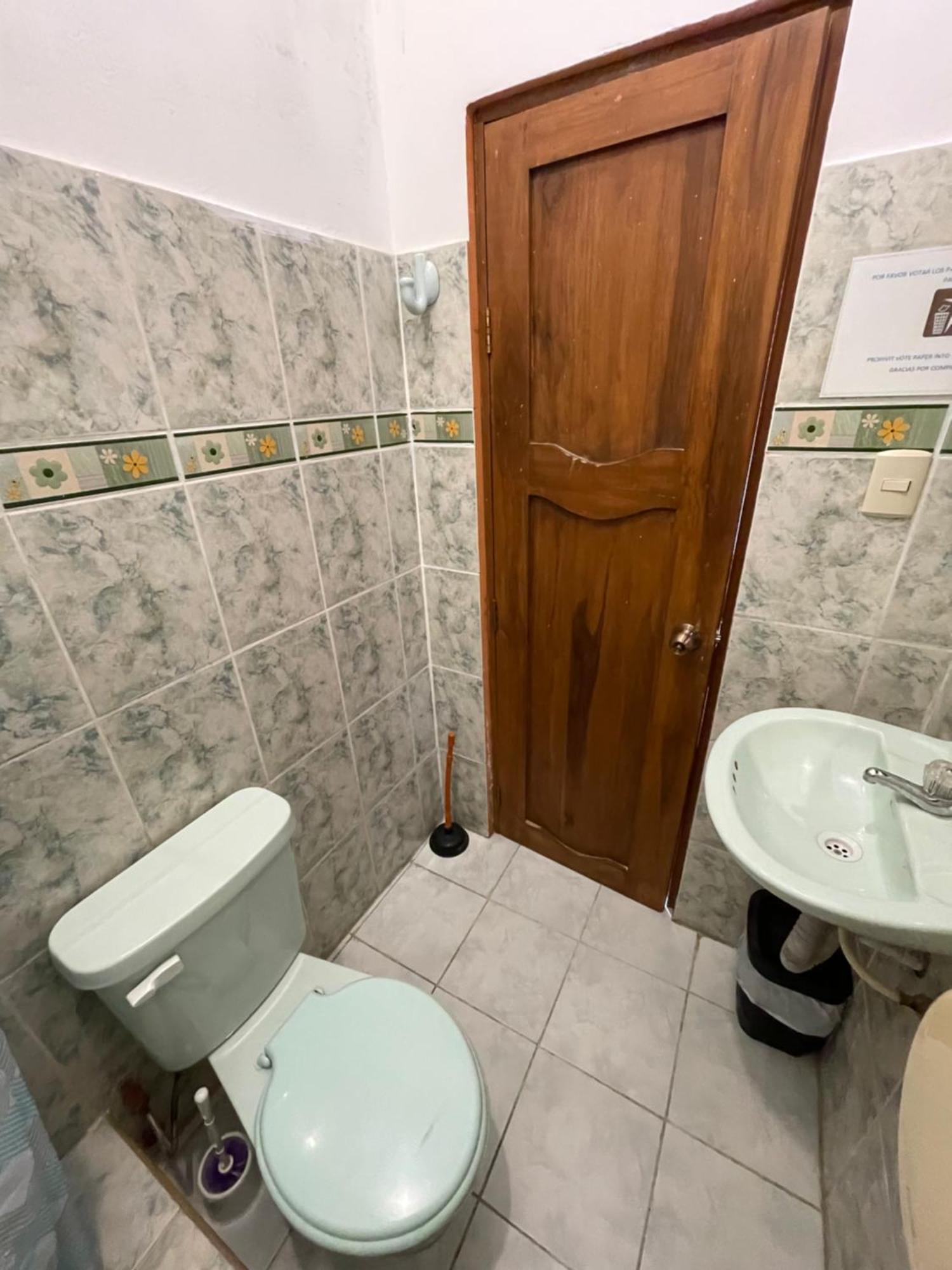 Casa De Huespedes "Darling" Otel Puerto Baquerizo Moreno Dış mekan fotoğraf
