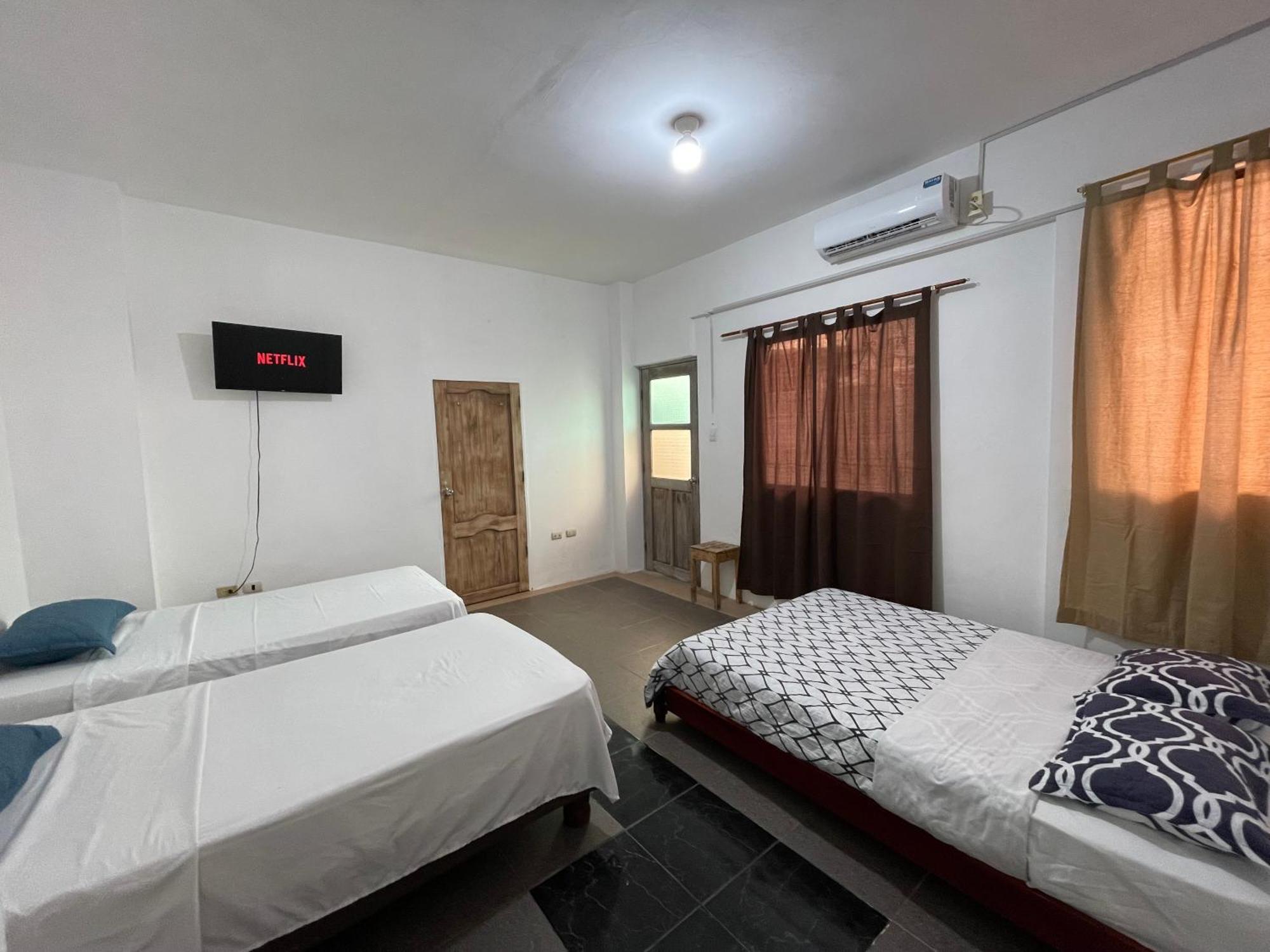 Casa De Huespedes "Darling" Otel Puerto Baquerizo Moreno Dış mekan fotoğraf