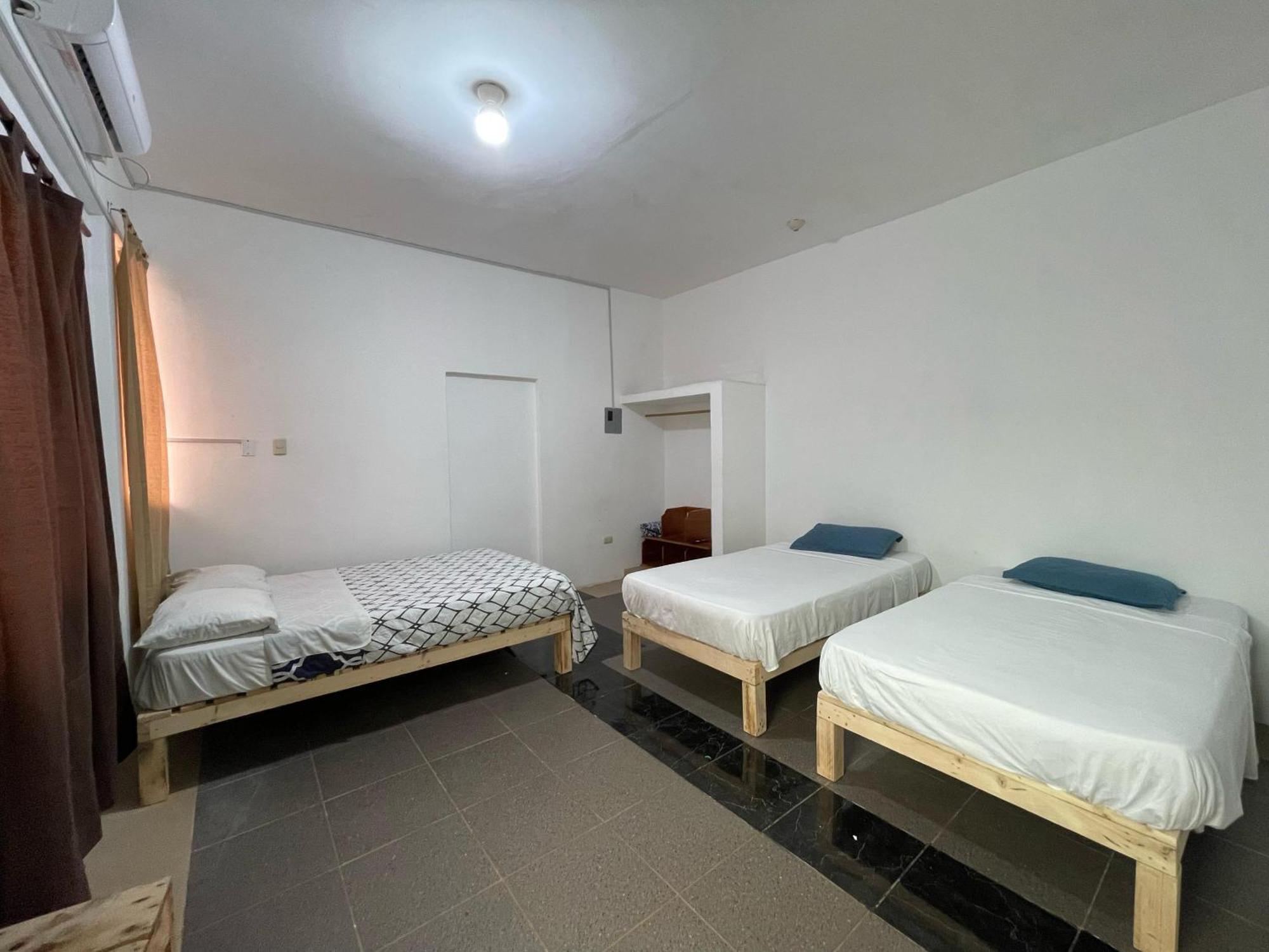 Casa De Huespedes "Darling" Otel Puerto Baquerizo Moreno Dış mekan fotoğraf