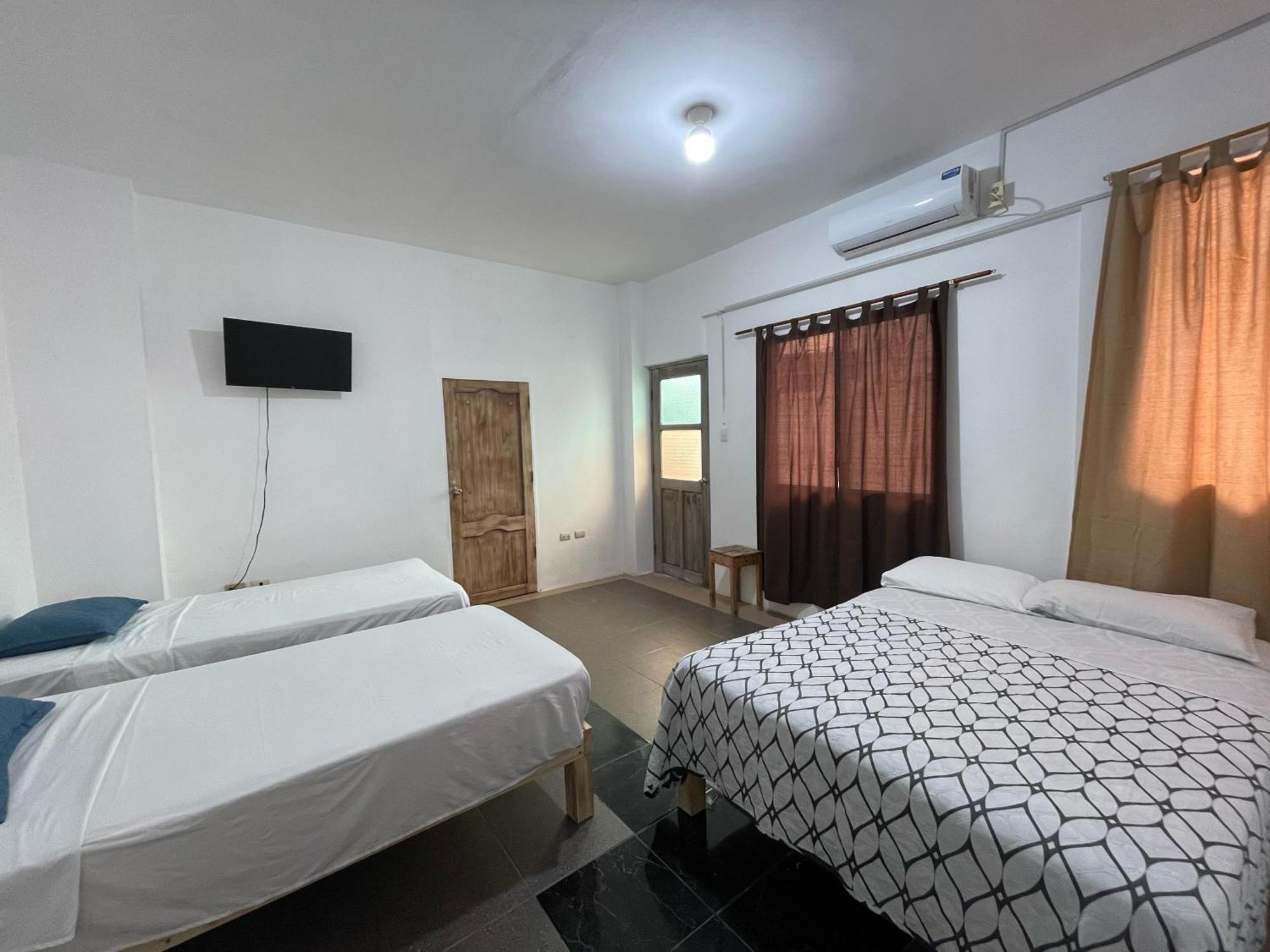 Casa De Huespedes "Darling" Otel Puerto Baquerizo Moreno Dış mekan fotoğraf